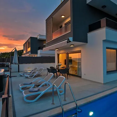 Holiday home Cozy In With Jacuzzi
