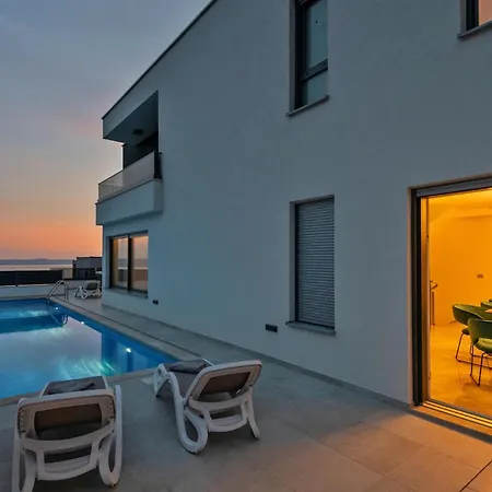 Cozy In With Jacuzzi *