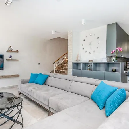 Cozy In With Jacuzzi Holiday home *